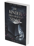 Taschenbuch ohne Klappen und Farbschnitt | Band 1 Die Kinder der Grauen Stadt – Die Gejagte | Inklusive 2 Wende-Charakterkarten (A6) & Akte Myra (A5) | signiert