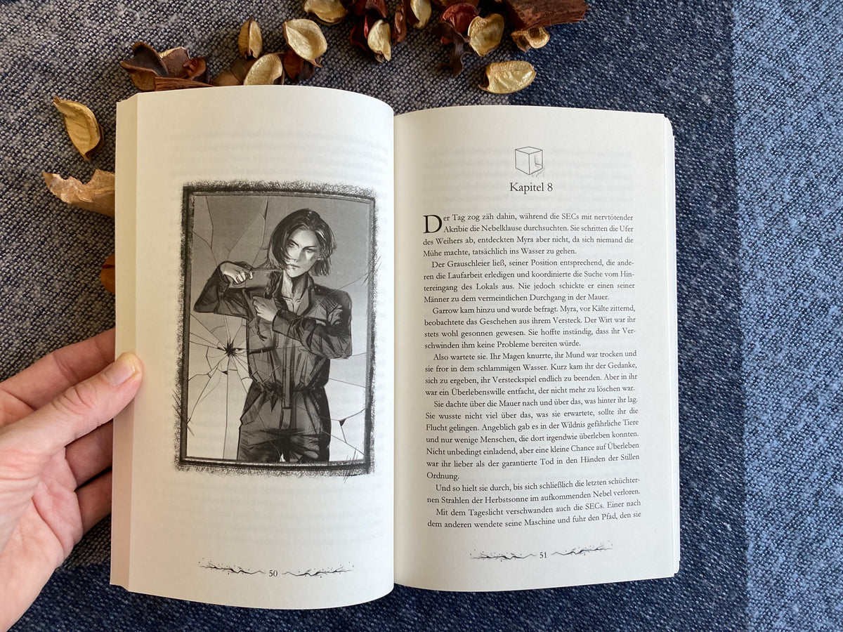 Taschenbuch ohne Klappen und Farbschnitt | Band 1 Die Kinder der Grauen Stadt – Die Gejagte | Inklusive 2 Wende-Charakterkarten (A6) & Akte Myra (A5) | signiert