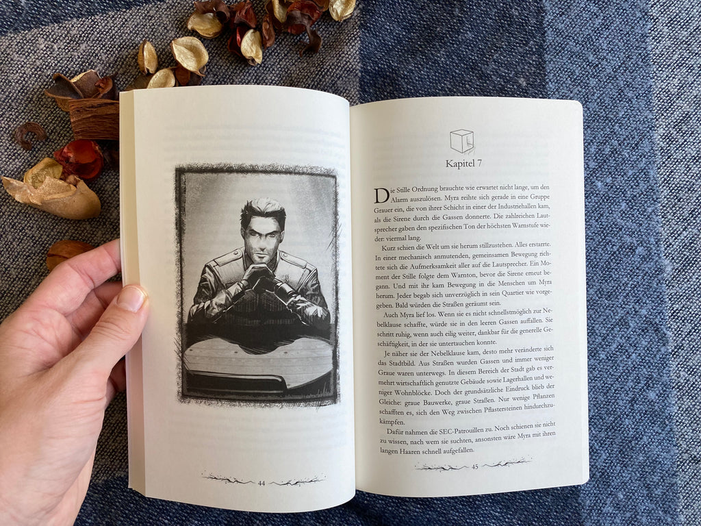 Taschenbuch ohne Klappen und Farbschnitt | Band 1 Die Kinder der Grauen Stadt – Die Gejagte | Inklusive 2 Wende-Charakterkarten (A6) & Akte Myra (A5) | signiert