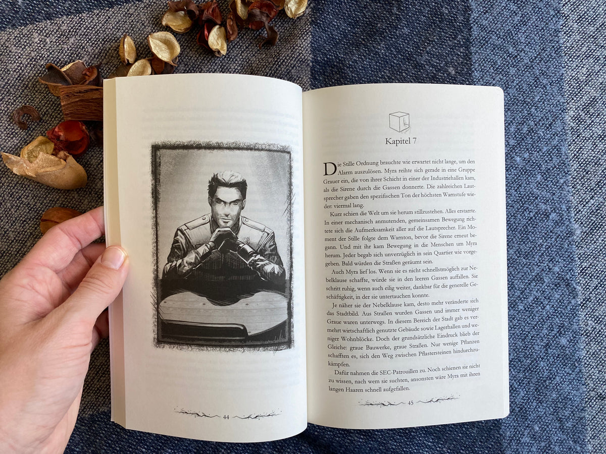 Taschenbuch ohne Klappen und Farbschnitt | Band 1 Die Kinder der Grauen Stadt – Die Gejagte | Inklusive 2 Wende-Charakterkarten (A6) & Akte Myra (A5) | signiert